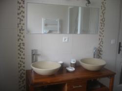 Une salle de bain avec double vasque 